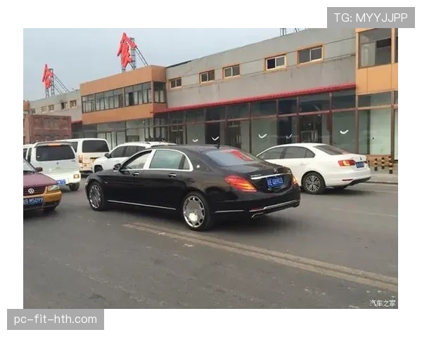 武磊街拍穿旧帆布鞋站豪车旁,我笑出声,冠军居然这么省 武磊街拍穿旧帆布鞋站豪车旁,我笑出声,冠军居然这么省